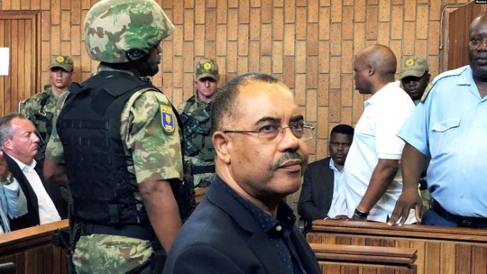 L'ancien ministre des Finances du Mozambique Manuel Chang lors d'une audience d'extradition à Johannesburg en Afrique du Sud le 8 janvier 2019 Lancien-ministre-des-Finances-du-Mozambique-Manuel-Chang-lors-dune-audience-dextradition-à-Johannesburg-en-Afrique-du-Sud-le-8-janvier-2019 Mozambique : L'ex-ministre mozambicain des Finances accusé de corruption extradé vers son pays