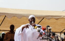 Le président gambien Adama Barrow prononce un discours lors de sa visite à Faraba Banta le 22 juin 2018 Le-président-gambien-Adama-Barrow-prononce-un-discours-lors-de-sa-visite-à-Faraba-Banta-le-22-juin-2018 Gambie: 8 militaires condamnés pour complot contre le président Barrow
