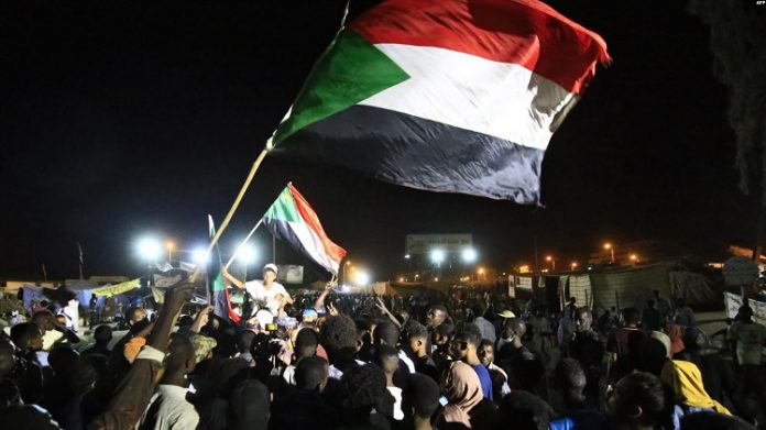 Les manifestants soudanais se réjouissent après un accord conclu avec le conseil militaire pour former une transition de trois ans en vue de transférer Les-manifestants-soudanais-se-réjouissent-après-un-accord-conclu-avec-le-conseil-militaire-pour-former-une-transition-de-trois-ans-en-vue-de-transférer Soudan : le mouvement de contestation divisé sur la 