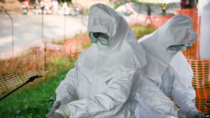 Léquipe-médicale-au-centre-de-traitement-contre-Ebola Ebola en RDC : quatre morts et 132 attaques contre des équipes médicales