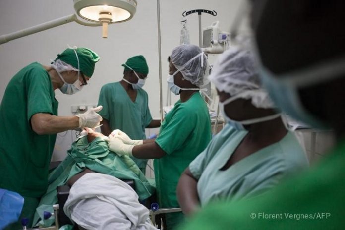 © Un-chirurgien-de-lhôpital-MSF-SICA-à-Bangui-tente-dextraire-une-balle-profondément-logée-dans-lépaule-dun-patient. Centrafrique : un rescapé de l’attaque de Paoua  témoigne, « c’était une pluie de balles ».