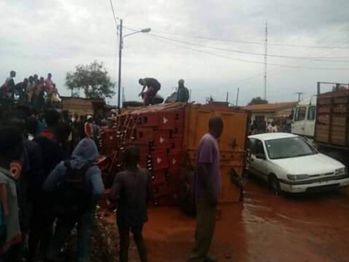 accident-véhicule-dyna-transportant-des-casiers-de-bière-accidenté-proche-de-pétévo Centrafrique : Bangui, un accident spectaculaire d’un camion dans le 6e arrondissement.