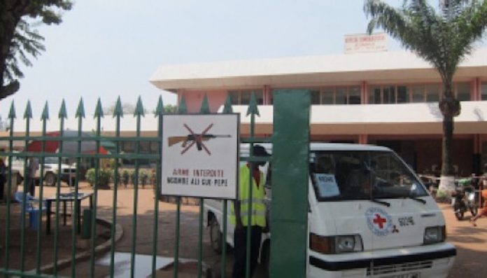 ambulance-à-la-sortie-de-l’hôpital-communautaire-Bangui-IMG_22mars2018175405 Centrafrique : accrochage mortel entre deux motos sur la route de Boali.