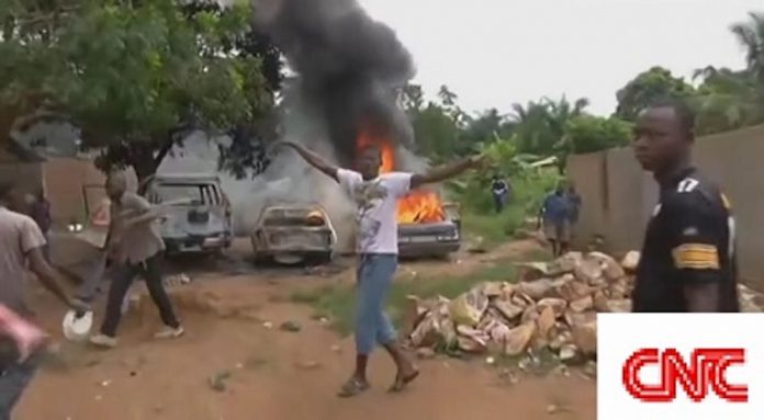 bangui-paralysée-et-incendie-dun-véhicule Centrafrique : bref blocage de circulation sur l’avenue des martyrs par des ex-Seleka.