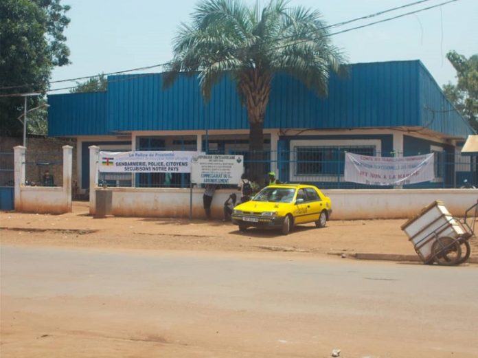 commissariat-du-huitième-arrondissement-de-Bangui Centrafrique : une buvette défoncée par une voiture au huitième arrondissement de Bangui.