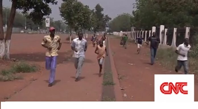 des-banguissois-marchent-à-pieds-dans-les-rues-de-Bangui Liberté de la presse : la Centrafrique dégringole au classement mondial !