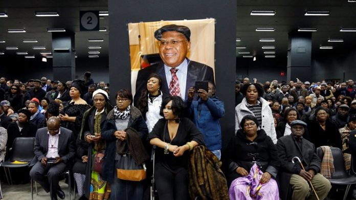 des-personnes-se-réunissent-pour-rendre-hommage-à-Étienne-Tshisekedi-en-belgique-à-Bruxelles-en-2017 Funérailles d'Etienne Tshisekedi à Kinshasa du 30 mai au 1er juin