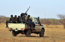 des-soldats-nigériens-patrouillent-dans-la-localité-de-Yorou-au-nord-ouest-de-Niamey-au-Niger Niger : une trentaine de militaires portés disparus près de la frontière malienne