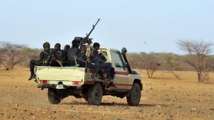 des-soldats-nigériens-patrouillent-dans-la-localité-de-Yorou-au-nord-ouest-de-Niamey-au-Niger Niger : une trentaine de militaires portés disparus près de la frontière malienne