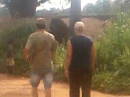 deux-mercenaires-russes-en-balade-dans-la-ville-de-Sibut-en-République-centrafricaine Centrafrique : Paoua, tension palpable entre les jeunes et les mercenaires russes.