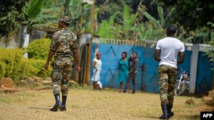 deux-soldats-camerounais-en-patrouille-dans-la-zone-séparatiste-anglophone-1 Cameroun : Polémique autour d’une mission militaire allemande dans le pays.  