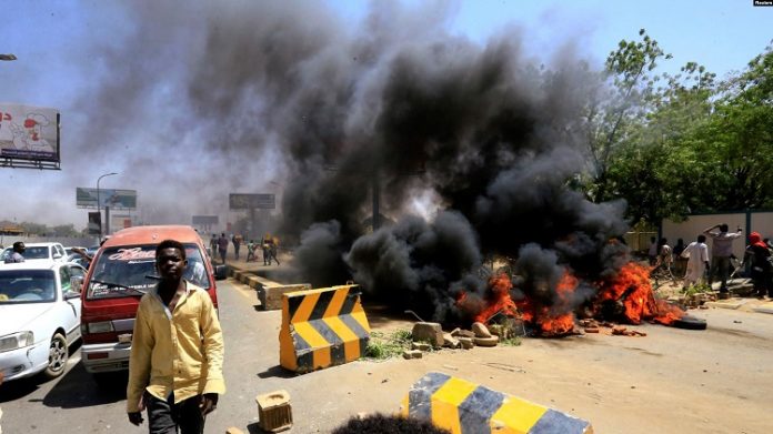 les-manifestants-brûlent-les-pneus-sur-une-route-de-Khartoum-le-13-mai-2019-1 Appel à manifester contre un éventuel abandon de la charia au Soudan