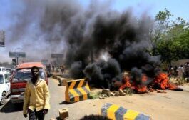 les-manifestants-brûlent-les-pneus-sur-une-route-de-Khartoum-le-13-mai-2019 Soudan: la mobilisation continue en dépit de la suspension du dialogue
