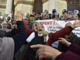 manifestation-et-larmée-à-lAlgérie-après-la-transition Algérie : Une vingtaine de policiers blessés dans des heurts avec des manifestants dans le sud