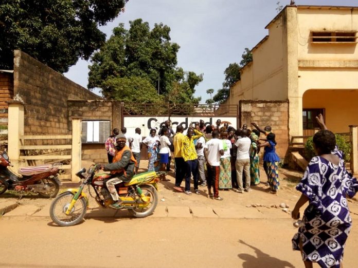 manifestations-des-maîtres-enseignants-de-Bouar-devant-lONG-Cordaid Centrafrique : les Maîtres enseignants manifestent devant le portail de Cordaid à Bouar.