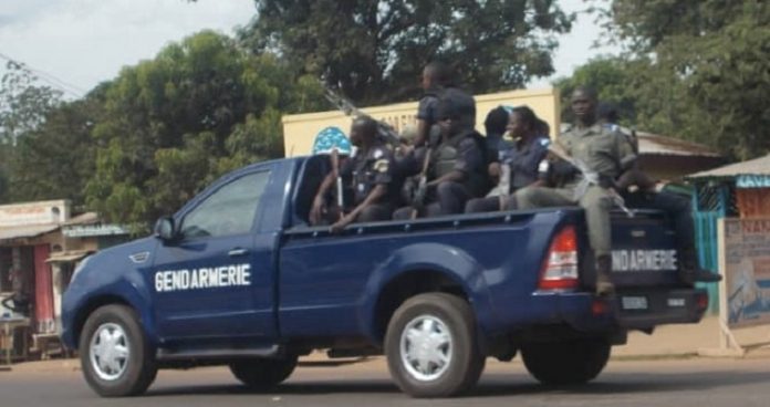 pickup-de-la-gendarmerie-en-patrouille-dans-la-ville-de-Bangui-par-corbeaunews-micka-avril-2019 Bangui :  quand les gendarmes exigent une compensation financière pour patrouiller à Combattant.