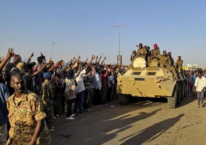 soldats-soudanais-dans-un-blindé-char Soudan: « ne provoquons pas » les militaires, avertit le chef de l’opposition