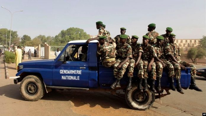 La police assure la sécurité au centre de Niamey, Niger, 20 février 2010. La-police-assure-la-sécurité-au-centre-de-Niamey-au-Niger-20-février-2010 Niger : deux policiers tués à l'entrée de Niamey.