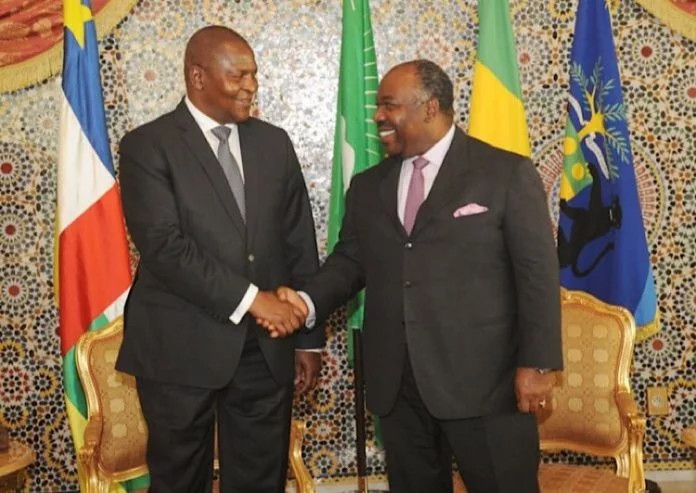 Le-Président-gabonais-Ali-Bongo-et-son-homologue-centrafricain-Faustin-Archange-Touadera-lors-de-la-visite-officiel-de-ce-dernier-à-Libréville-5-mars-2018-par-DCP Sassou Nguesso et Touadera à Libreville pour le 10ème anniversaire de la disparition d’Omar Bongo Ondimba.