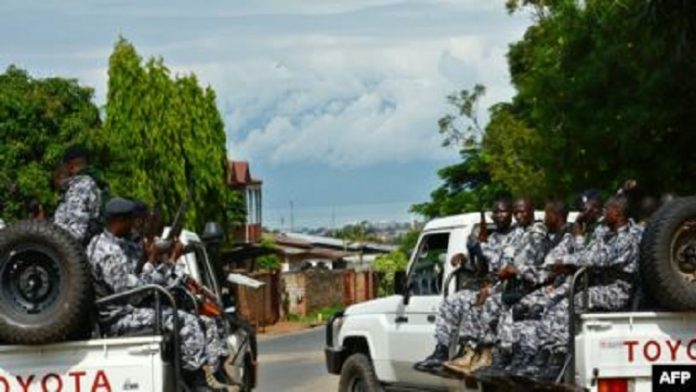 Les forces de sécurité burundais déployées après une attaque à la grenade au cours de laquelle un général Tutsi et conseiller à la sécurité du vice-président Les-forces-de-sécurité-burundais-déployées-après-une-attaque-à-la-grenade-au-cours-de-laquelle-un-général-Tutsi-et-conseiller-à-la-sécurité-du-vice-président Burundi : Une permanence du Congrès national pour la liberté a été incendiée.