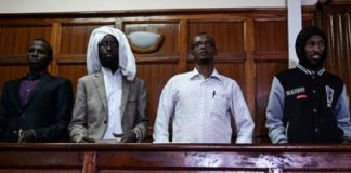 Quatre suspects de l'attaque de l'Université de Garissa, dont Mohamed Ali Abikar et Hassan Edin Hassan (sur la droite), au tribunal à Nairobi, le 29 janvier 2019.