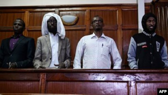 Quatre suspects de l'attaque de l'Université de Garissa, dont Mohamed Ali Abikar et Hassan Edin Hassan (sur la droite), au tribunal à Nairobi, le 29 janvier 2019. Quatre-suspects-de-lattaque-de-lUniversité-de-Garissa Kenya : 3 complices de l’attaque de l'Université de Garissa condamnés par la Justice.