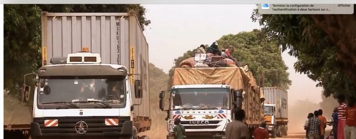 camions-en-convoi-douala-bangui-corbeaunews Transports Douala/ Bangui : des syndicats camerounais annoncent une grève illimitée.