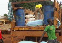 Chargement des sacs de manioc , illustrant l'article sur Centrafrique : Le prix du manioc s'envole à Nola