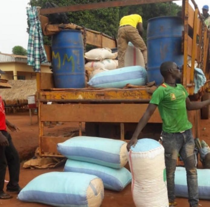 Chargement des sacs de manioc , illustrant l'article sur Centrafrique : Le prix du manioc s'envole à Nola