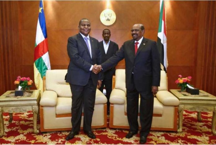 el-bechir-du-soudan-et-touadera-de-la-centrafrique-a-khartoum-lors-de-la-signature-accord-de-paix-avec-les-groupes-armes Centrafrique :  les groupes rebelles vainqueurs des accords de Khartoum 