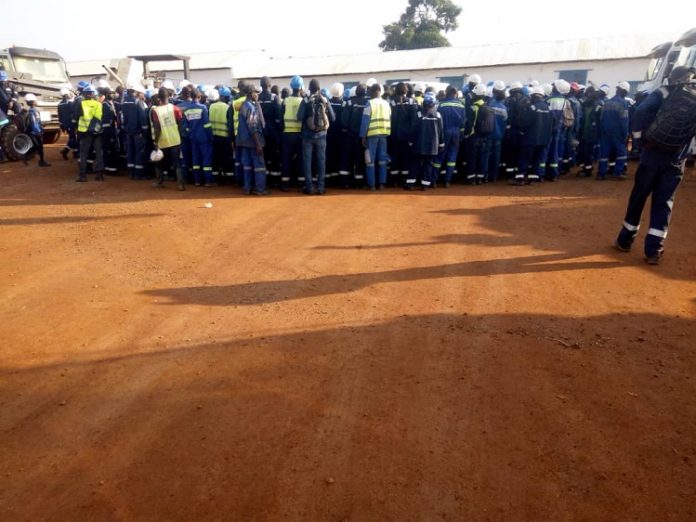 grève-des-employés-de-Satom-à-Bouar-le-20-juin-2019.-Crédit-photo-CNC Centrafrique : les employés de la société SOGEA-SATOM en grève. 