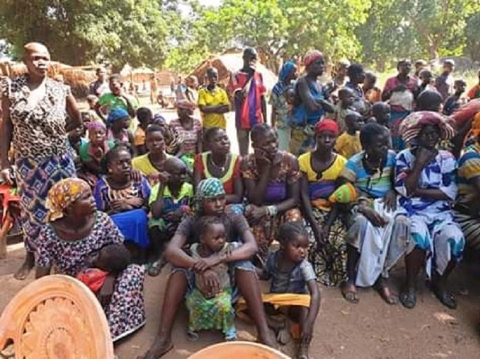 les-habitants-du-village-Lemouna-proche-de-Paoua-lors-de-la-visite-officielle-des-diplomate-et-des-députés-locaux-photo-de-martin-ziguelé Centrafrique : quand le président Touadera abandonne les familles des victimes du massacre de Paoua.