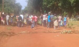 les-manifestans-étudiants-dans-le-rue-le-21-juin-2019-pour-reclamer-le-paiement-de-leur-bourse-de-six-mois-arriéré-pour-lENI-et-9-mois-pour-GPR Centrafrique : à une manifestation des Étudiants Instituteurs avec casseroles et sifflets dans les rues de Bambari.
