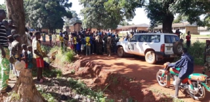 patrouille-de-la-Minusca-parlant-à-la-population-de-lévéché-de-Bambari-mai-2019 Bambari :  Ali Darassa promet une patrouille accrues de ses hommes aux quartiers Hadji et Bornou.