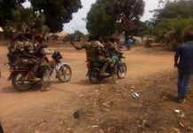 Les éléments rebelles du mouvement 3r sur des motos circulant sur la rue principale de Bocaranga, dans la préfecture de l'Ouham-Pendé, au nord-ouest de la RCA. CopyrightCNC