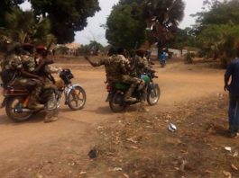 Les éléments rebelles du mouvement 3r sur des motos circulant sur la rue principale de Bocaranga, dans la préfecture de l'Ouham-Pendé, au nord-ouest de la RCA. CopyrightCNC