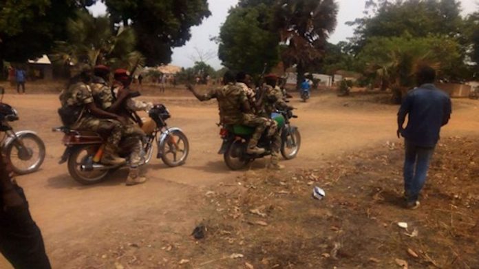 Les éléments rebelles du mouvement 3r sur des motos circulant sur la rue principale de Bocaranga, dans la préfecture de l'Ouham-Pendé, au nord-ouest de la RCA. CopyrightCNC rebelles-3R-Bocaranga-IMG_28mars2018142757 Centrafrique : massacre de Paoua, le CNCA-PDD communique.