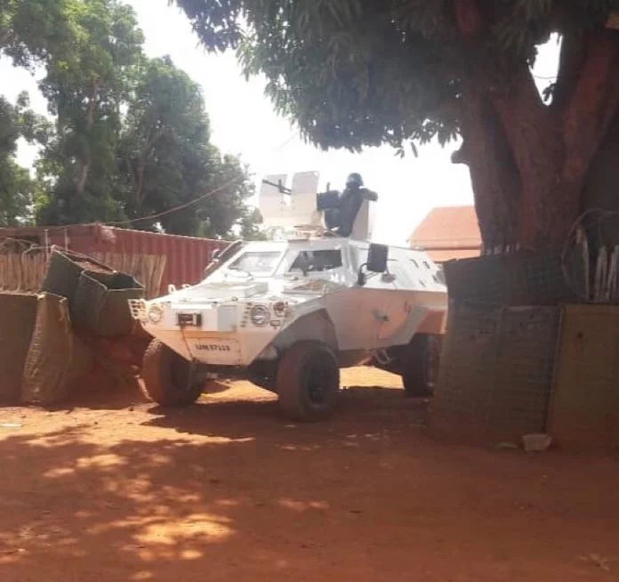 un-char-blindé-avec-un-soldats-positionnné-dessus-avec-des-armes-dans-une-rue-de-Bria Centrafrique : déploiement des soldats portugais à Bria, la tension monte d’un cran au sein du FPRC.