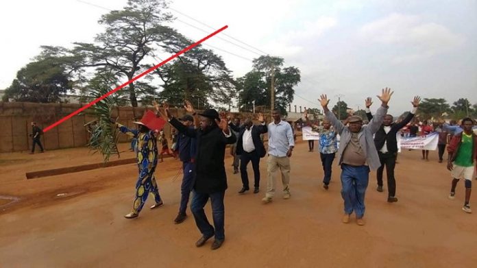 un-photographe-blanc-coincé-au-mu-en-train-de-filmer-les-manifestations-de-lopposition-à-Bangui-le-15-juin-2019-photo-facebook Centrafrique: deux journalistes de l'AFP violemment interpellés à Bangui