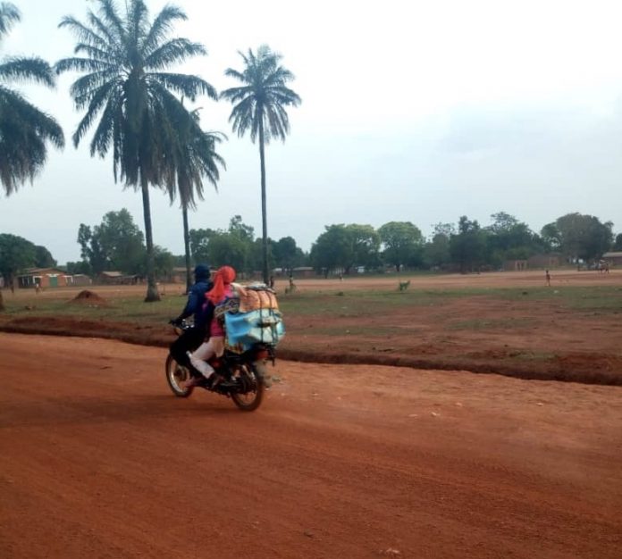 une-motosur-une-rue-de-bria-corbeaunews-centrafrique-le7mars2019 Centrafrique : une scène macabre de vol de moto à Bria. 