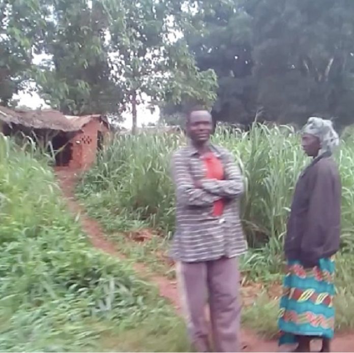 village-Kiné-avec-avec-une-maison-et-deux-paysans-devant Bambari : quand un chef de quartier sort son arme après un accident de circulation