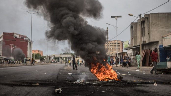 Des pneus brûlent alors que les manifestants barricadent les rues de Cadjehoun, fief de l'ancien président du Bénin, Thomas Yayi Boni, le 2 mai 2019 à Cotonou. violente-manifestation-au-bénin-en-juin-2019 