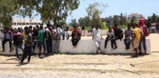 Des migrants et des réfugiés dans le centre de détention de Tajoura en Libye