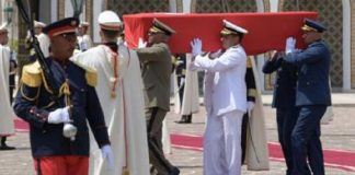 Des officiers militaires portent le cercueil du défunt président Essebsi lors de ses funérailles nationales-au palais présidentiel de Carthage-le 27 juillet 2019