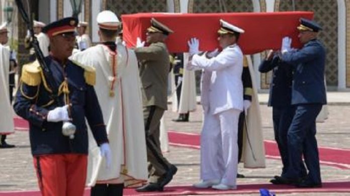 Des officiers militaires portent le cercueil du défunt président Essebsi lors de ses funérailles nationales-au palais présidentiel de Carthage-le 27 juillet 2019 Des-officiers-militaires-portent-le-cercueil-du-défunt-président-Essebsi-lors-de-ses-funérailles-nationales-au-palais-présidentiel-de-Carthage-le-27-juillet-2019 Tunisie : les funérailles de Béji Caïd Essebsi