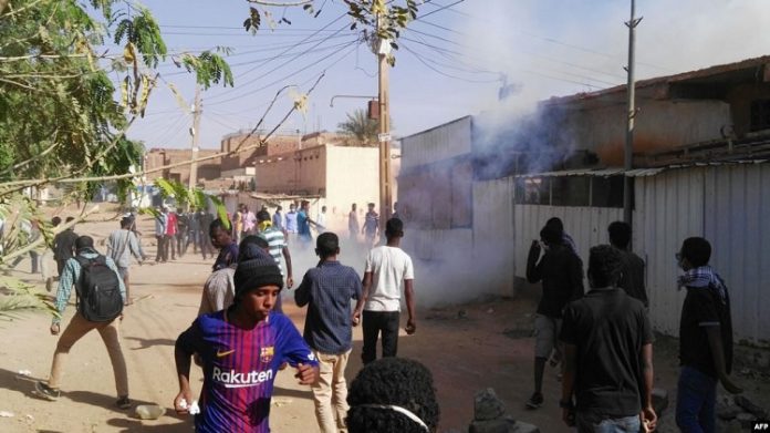 La police dispersent des manifestants à coup de gaz lacrymogène à Khartoum-Soudan-24 février 2019 La-police-dispersent-des-manifestants-à-coup-de-gaz-lacrymogène-à-Khartoum-Soudan-24-février-2019 Appel à de nouveaux rassemblements au Soudan