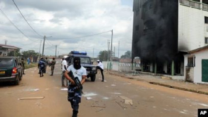 La police gabonaise, patrouillant dans les rues après les manifestations post-électorales à Libreville, Gabon, 1 septembre 2016. La-police-gabonaise-patrouillant-dans-les-rues-après-les-manifestations-post-électorales-à-Libreville-Gabon-1-septembre-2016 Gabon : Dix ans de prison requis contre un ancien deputé