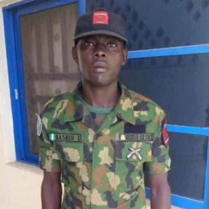 Nigeria-un-soldat-retourne-un-colis-bourré-dargent-liquide Nigeria : un soldat retourne un colis bourré d'argent liquide