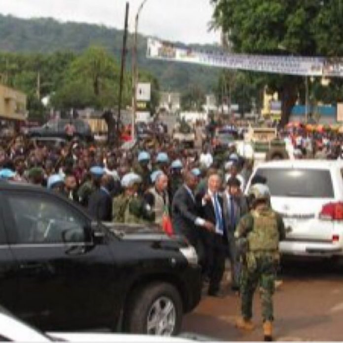 Président-Touadéra-au-milieu-de-foule-au-côté-de-son-véhicule-avec-des-casques-bleus-1 Centrafrique : inauguration du pont de Bamingui, Touadera bloqué à Ndélé.