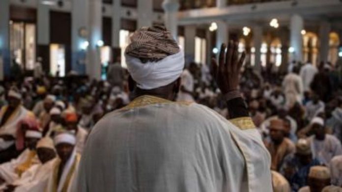 Un imam dirige la prière Jumu'ah à la mosquée centrale de Lagos Un-imam-dirige-la-prière-Jumuah-à-la-mosquée-centrale-de-Lagos Nigéria : Un imam nigérian honoré par le gouvernement américain pour avoir sauvé des chrétiens .